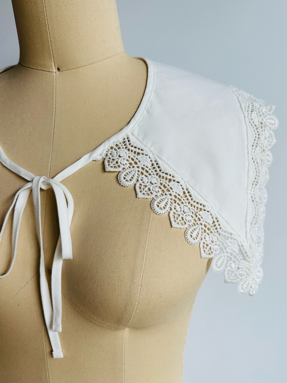 Vintage White Lace Capelet Collar Tie Front Shoulder Cover Cottagecore Boho - Picture 10 of 10